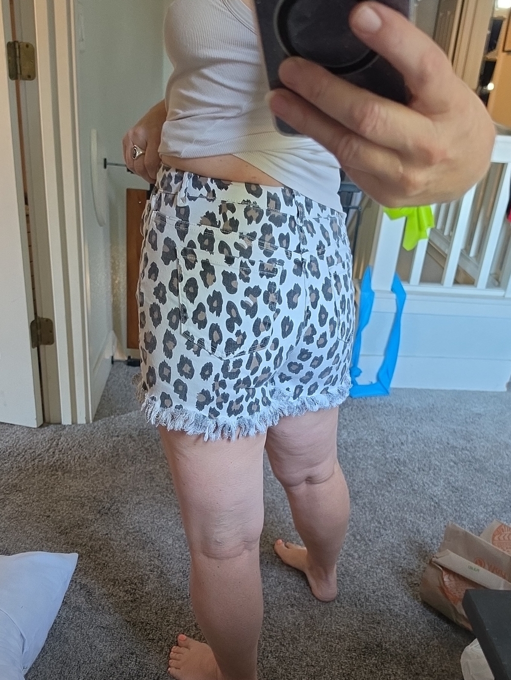 STUNNING Leopard Print Shorts Frayed Hem HIGH RISE - Picture 2 of 6